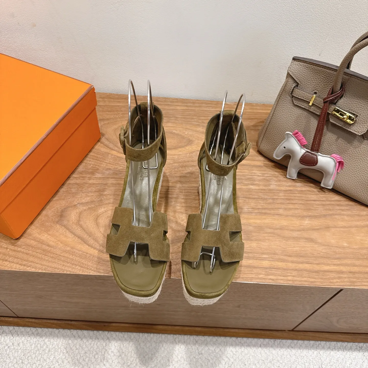 👟👟Ex-factory price 720👟👟 Hermes... a Eclair 2025 new color + popular series, the version is super positive, with a certain thickness, which makes the legs longer! Breathable, comfortable calfskin, spring and summer color matching, this item is both beautiful and comfortable! Channel supply code size: 35-39 can be ordered as 40.41 with airplane box ➕20